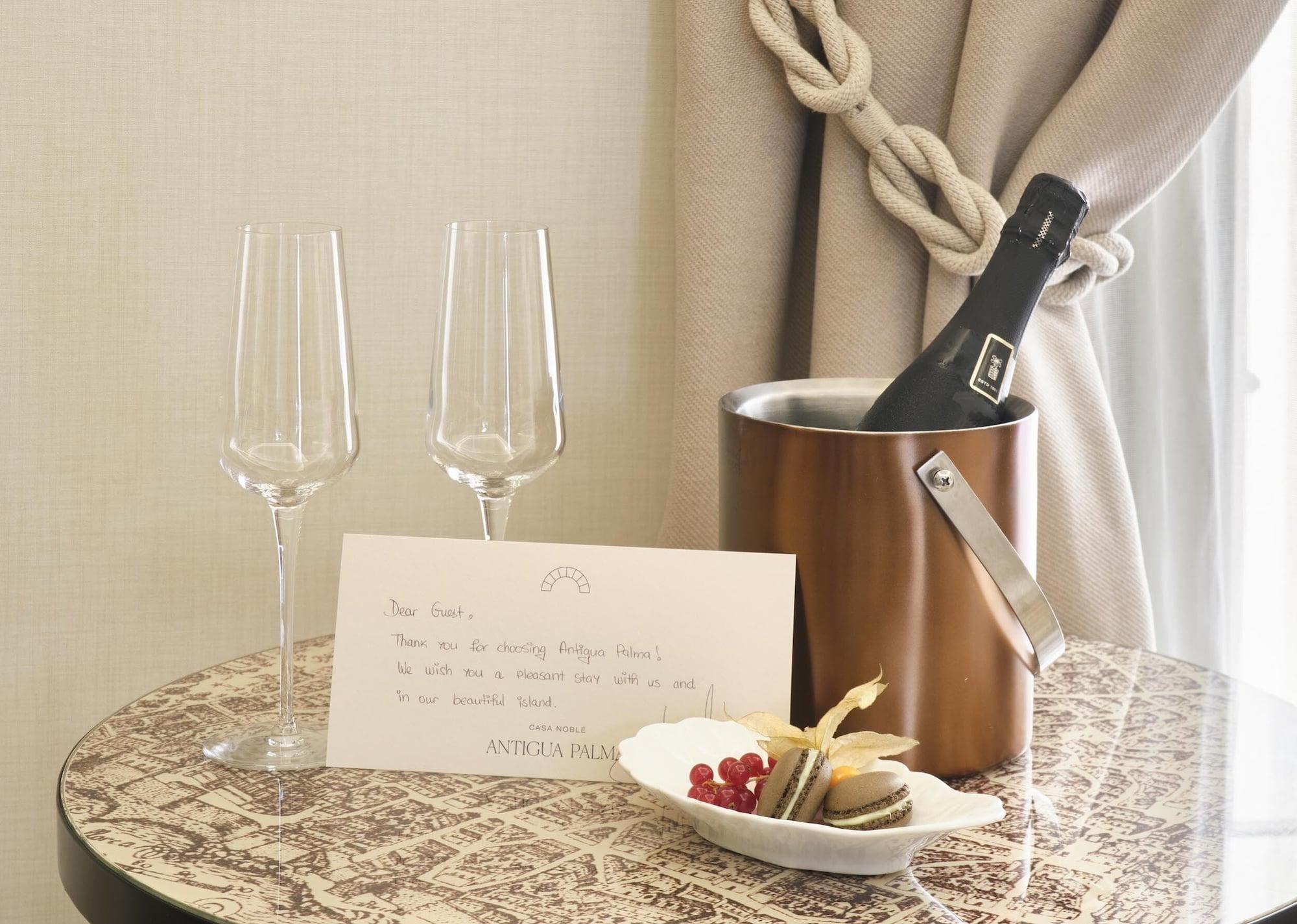 Hotel Antigua Palma - Casa Noble Exterior foto A bottle of champagne in a cooler